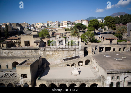 Vista sulla Ecolano scavi con il Vesuvio sullo sfondo, Ercolano, Campania, Italia Foto Stock