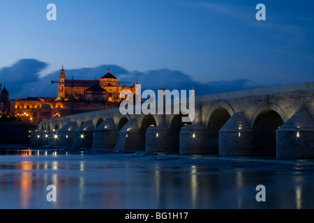 Ponte romano e la moschea-cattedrale di Cordoba (Puente Romano y Mezquita Catedral de Córdoba), Spagna Foto Stock