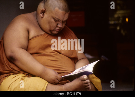 Un set di pesanti monaco buddista legge della filosofia buddista all'ingresso per il suo tempio di Chaing Mai, in Tailandia Foto Stock