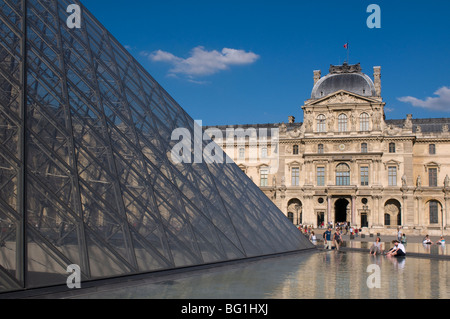 Musee du Louvre e Pei Piramide, Parigi, Francia, Europa Foto Stock