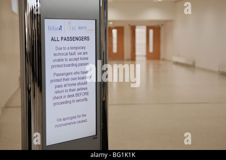 Segno a Belfast International Airport attenzione ai passeggeri che in casa carte dâ imbarco stampate non possono essere accettati. Foto Stock