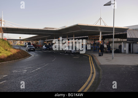 Auto presso l'entrata frontale di Belfast International Airport in 2009 - mentre le auto erano ancora in grado di guidare fino all'ingresso anteriore. Foto Stock