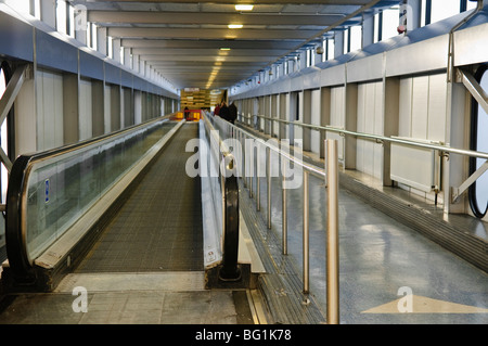 La vecchia passerella mobile presso l'Aeroporto Internazionale di Belfast, smantellata Dicembre 2009 Foto Stock