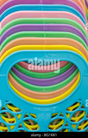 In plastica colorata indian Shopping basket gestisce astratta. Andhra Pradesh, India Foto Stock