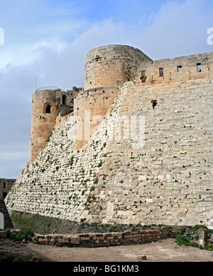 Il castello di Crusaiders Krak des Chevaliers (castello dei cavalieri), Qalaat al Hosn, (1140-1260), Siria Foto Stock