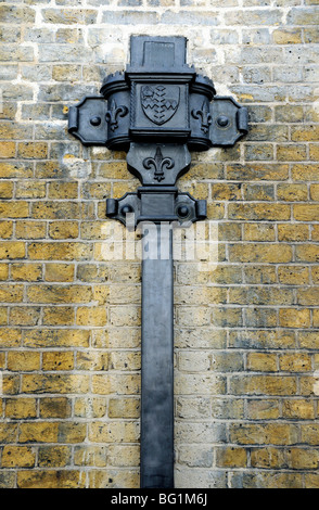 Ornati in tramoggia della parte iniziale dello scarico e la Southwark Cathedral Londra Inghilterra REGNO UNITO Foto Stock