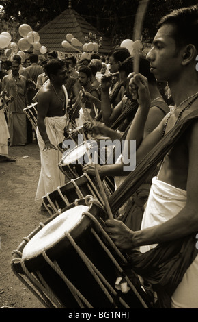 Melam- Una melam è un classico le prestazioni dei diversi tipi di strumenti musicali, eseguita durante le feste del Kerala Foto Stock