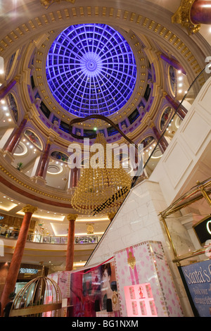 Regno Unito, Inghilterra, Manchester, il Trafford Centre, il grande centro commerciale decorato per il Natale, atrio centrale della cupola Foto Stock