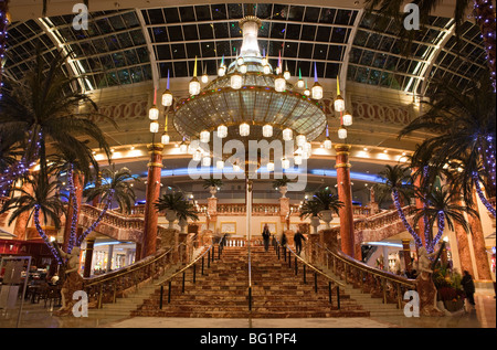 Regno Unito, Inghilterra, Manchester, il Trafford Centre shopping mall, orientare il grande salone decorato per il Natale Foto Stock