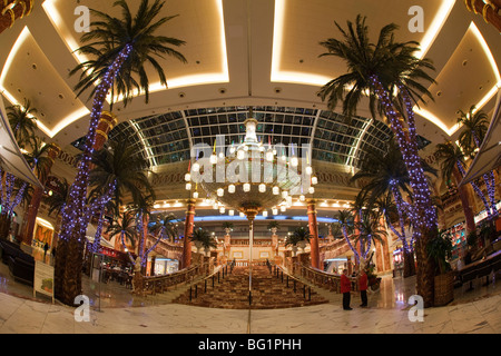 Regno Unito, Inghilterra, Manchester, il Trafford Centre shopping mall, orientare il grande salone decorato per il Natale un ampio angolo di visione Foto Stock