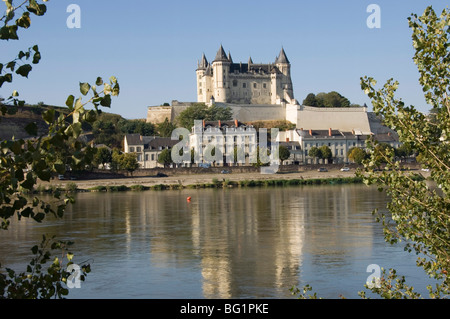 Vista sul Fiume Loira per il Chateau de Saumur, Maine-et-Loire, Pays de la Loire, in Francia, in Europa Foto Stock