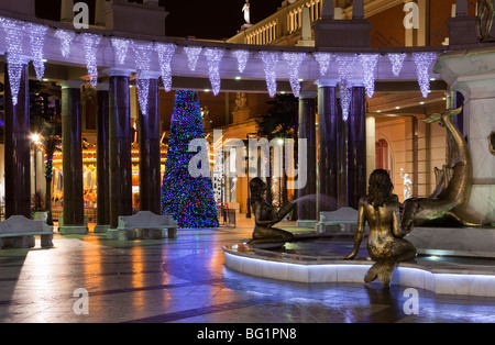 Regno Unito, Inghilterra, Manchester, il Trafford Centre shopping mall, Barton Piazza Fontana decorata per Natale Foto Stock