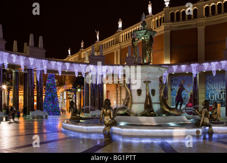 Regno Unito, Inghilterra, Manchester, il Trafford Centre shopping mall, Barton Piazza Fontana decorata per Natale Foto Stock