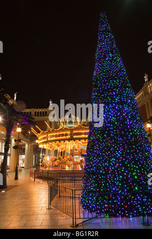 Regno Unito, Inghilterra, Manchester, il Trafford Centre shopping mall, Barton Square, tradizionale giostra e un albero di Natale Foto Stock