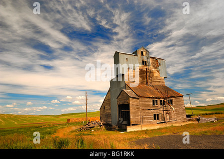 Agricolo di vecchia costruzione nella regione di Palouse dello Stato di Washington, USA Foto Stock