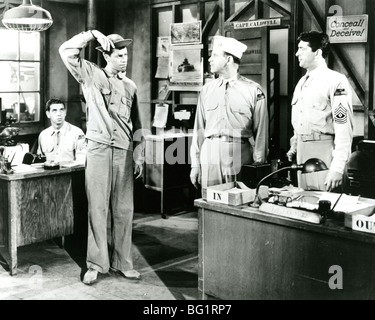 In guerra con l'esercito 1951 Paramount film con Dean Martin (a destra) e Jerry Lewis con il braccio sollevato Foto Stock