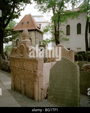 Viaggi nel mondo. La Tomba di Rabbi bassa nel vecchio cimitero ebraico di Josefov nella città antica di Praga nella Repubblica Ceca in Europa Orientale. Storia e cultura Foto Stock