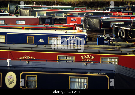 Grande numero di chiatte ormeggiate fino per l'inverno a Kent verde Cheshire Foto Stock