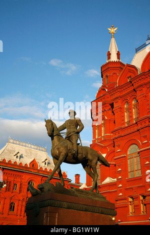 Statua del maresciallo Georgy Zhukov dal Museo Storico a Manezhnaya Square, Mosca, Russia, Europa Foto Stock