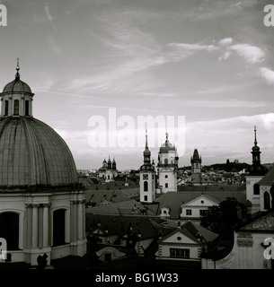 Sunset twilit cityscape skyline di Stare Mesto Città Vecchia della città antica di Praga nella Repubblica Ceca in Europa Orientale. La Cecoslovacchia Foto Stock