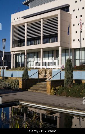 Harlow Civic Center in giardini d'acqua in Harlow's shopping centre in Essex, Regno Unito Foto Stock