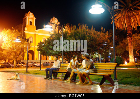 La gente seduta alla piazza principale di Lujan de Cuyo, regione di Mendoza, Argentina, Sud America Foto Stock