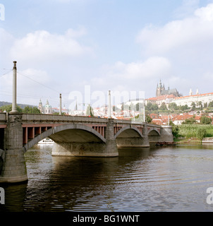 Viaggi nel mondo. Il Manesuv ponte sopra il fiume Vltava nella città antica di Praga nella Repubblica Ceca in Europa Orientale. Storia e cultura Wanderlust Foto Stock