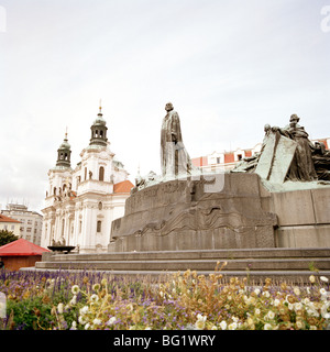 Viaggi nel mondo. Il Jan Hus statua in Piazza della Città Vecchia in Stare Mesto la Città Vecchia di Praga nella Repubblica Ceca in Europa Orientale. Storia e cultura Foto Stock