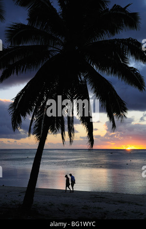 Giovane camminando sulla spiaggia, Paradise Cove, Aitutaki, Isole Cook, Oceano Pacifico del Sud e del Pacifico Foto Stock