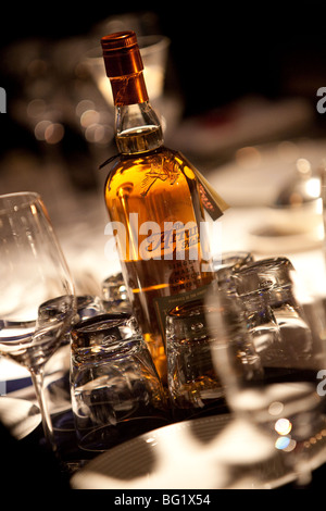 Bottiglia di Arran single malt whisky scozzese su un tavolo. Foto Stock