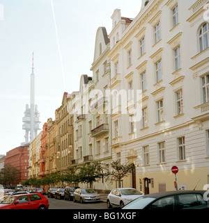 Viaggi nel mondo. Vinohrady e la torre di Zizkov nella città di Praga nella Repubblica Ceca in Europa Orientale. Storia e cultura viaggiatore Wanderlust Foto Stock