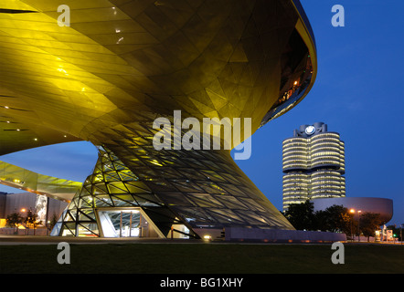 Il BMW Welt e la sede centrale illuminata di notte, Monaco di Baviera (Munchen), in Baviera, Germania, Europa Foto Stock