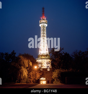 Viaggi nel mondo. Il Petrin Hill osservazione Torre di visione nella città di Praga nella Repubblica Ceca in Europa Orientale. Storia e cultura viaggiatore Foto Stock