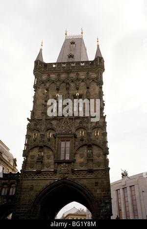 Viaggi nel mondo. La Torre di Polvere e Stare Mesto nella città antica di Praga nella Repubblica Ceca in Europa Orientale. Storia e cultura viaggiatore Wanderlust Foto Stock