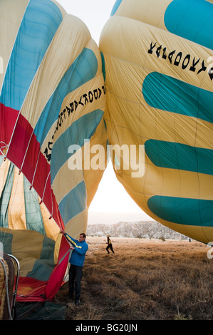 Pre-volo in mongolfiera ad aria calda preparazione in Cappadocia, Turchia con Kapadokya palloncini Foto Stock