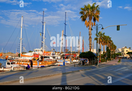 Vista della strada principale e la zona del porto di Kos sull'isola greca di Kos nel Dodecanneso Foto Stock
