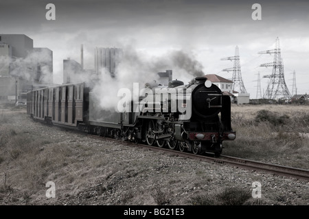 Typhoon tira un treno sul Romney, Hythe e ferrovia Dimchurch fuori della stazione Dungerness. Foto Stock