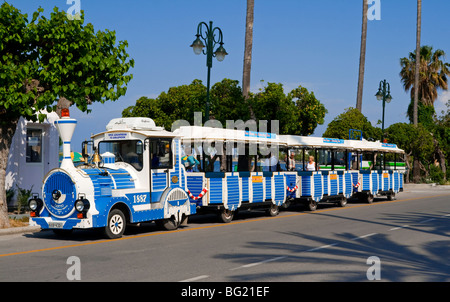 Road Train sull' isola greca di Kos utilizzati per il trasporto di turisti in giro per l'isola Foto Stock