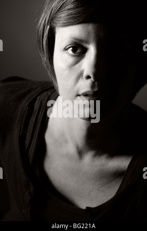 Tasto basso Ritratto di una 30s femmina Foto Stock
