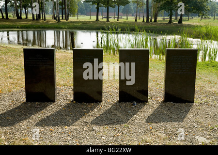 Pietre memoriale per le vittime dell'olocausto all'interno di Birkenau (Auschwitz II - Birkenau) nazista di morte nel campo di Oswiecim, Polonia. Foto Stock
