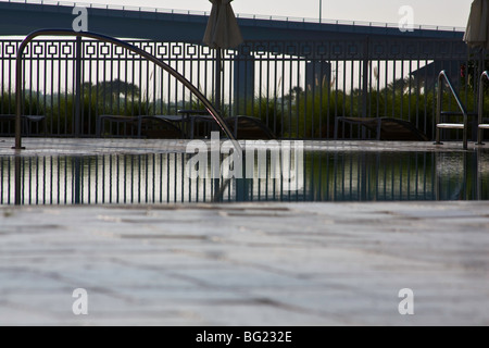 Varie viste di un condominio piscina. Foto Stock