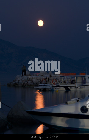 La Grecia. Zante. Zante. Isola greca. Ottobre. Full Moon Rising sopra il golfo di Laganas. Visto da marina di Laganas. Foto Stock