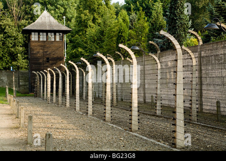 Torre di avvistamento e elettrico elettrificate recinzioni perimetrali ad Auschwitz nazista di morte nel campo di Oswiecim, Polonia. Foto Stock