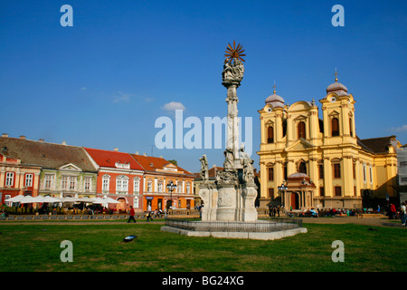 Il barocco Cattedrale cattolica romana di St George e la trinità Colonna su Piata Unirii in Timisoara Romania Foto Stock