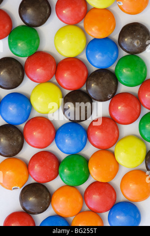 Caramelle colorate su sfondo bianco - verticale Foto Stock