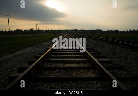 Linee ferroviarie al crepuscolo e all'interno di Birkenau (Auschwitz II - Birkenau) Campo di concentramento nazista in Oświęcim, Polonia. Foto Stock