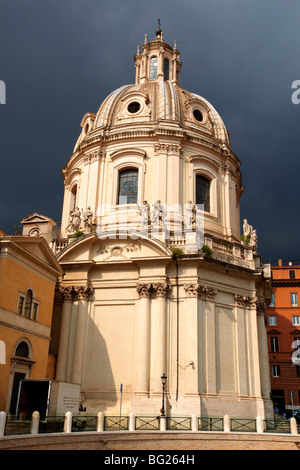 Chiesa barocca a legare i Mercati di Traiano ( Mercati Trajanei) . Roma Foto Stock