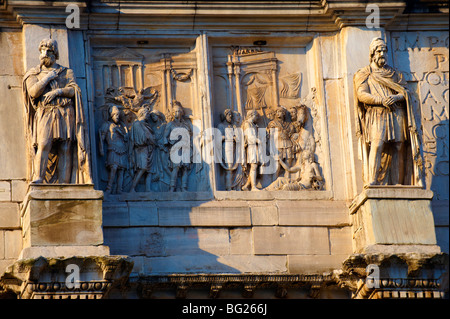 Roman decorazioni scultoree sull arco di Costantino costruito per celebrare la vittoria su Massenzio . Roma. Roma Foto Stock