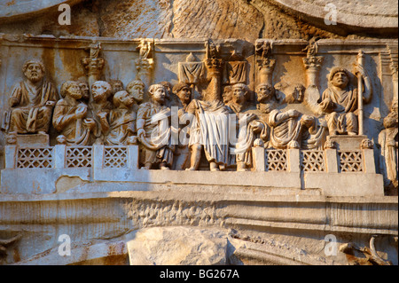 Roman decorazioni scultoree sull arco di Costantino costruito per celebrare la vittoria su Massenzio . Roma. Roma Foto Stock