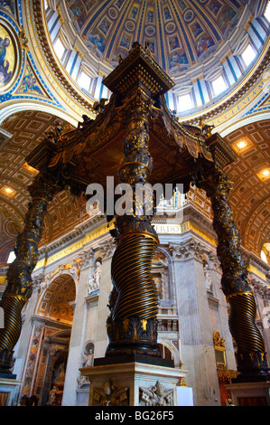 Tettoia barocca () baldacchino del Bernini e la cupola di San Pietro da Michelangelo , il Vaticano, Roma Foto Stock